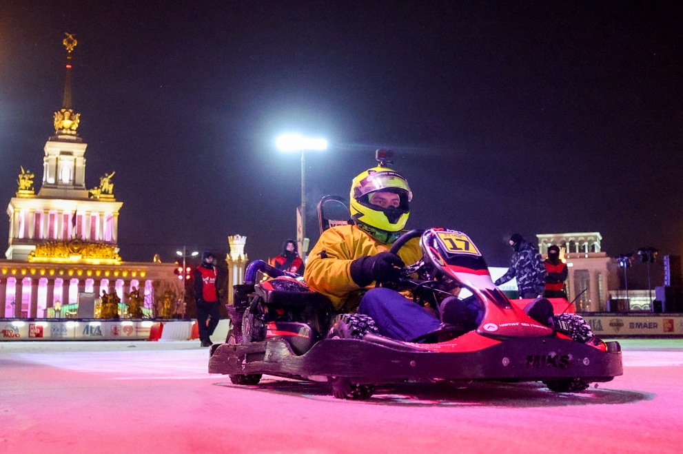 В Москве на ВДНХ состоялось Гран-при по ледовому картингу.